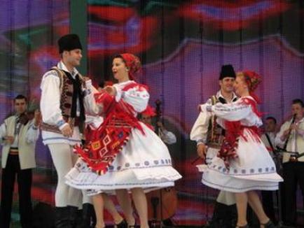 Mii de chinezi au fost impresionaţi de dansurile Ansamblului Crişana la Expoziţia Mondială